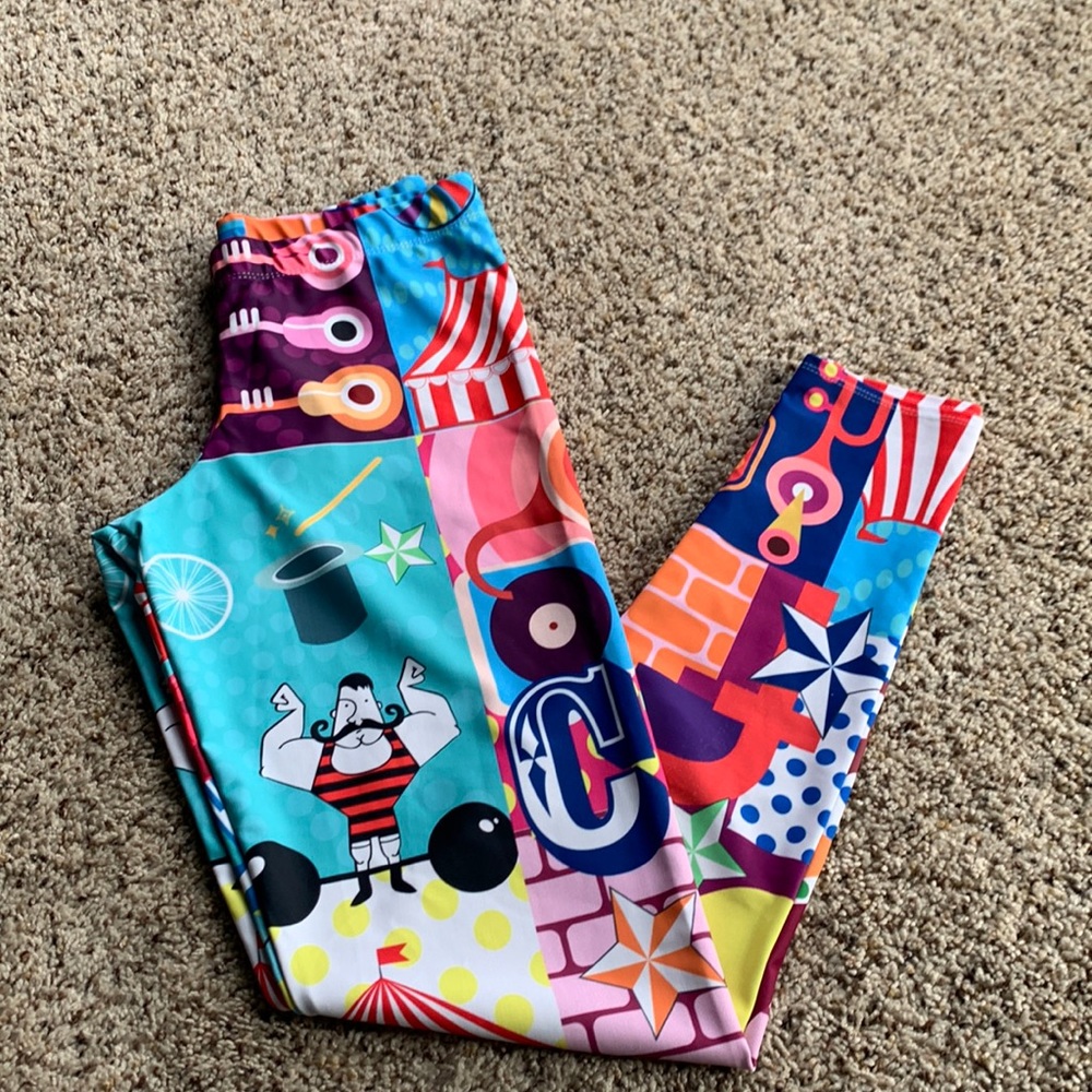 Circus themed leggings. Size M.